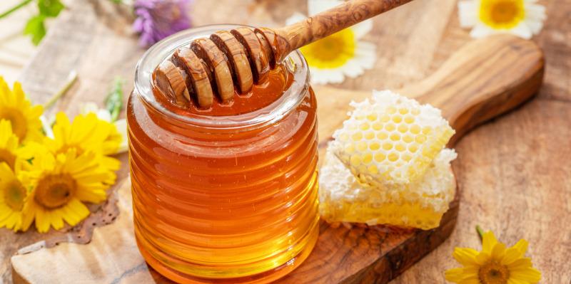 فواید عسل و زعفران از نگاه طب سنتی و مدرن راهنمای کامل ۱۴۰۴